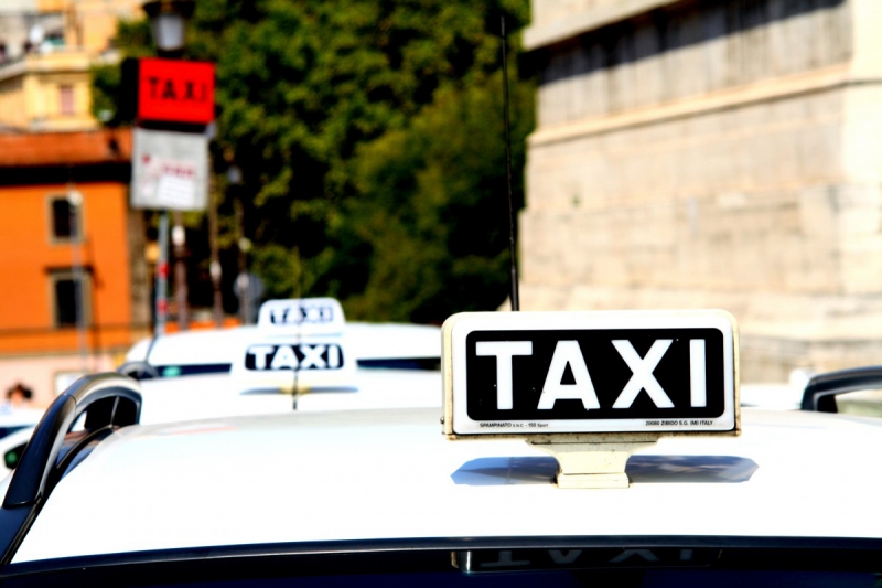 taxis-AIGLUN-min_taxi_auto_rome_road_white-1051610